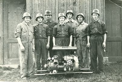 Wettkampfgruppe mit der Motorspritze 1958